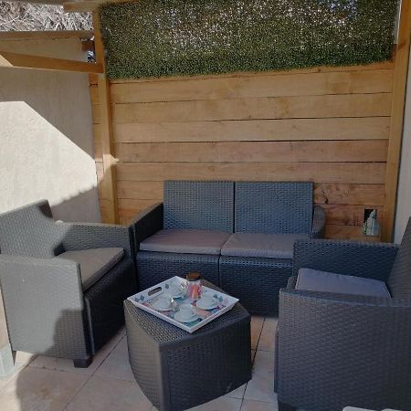 Forcalqueiret Sous Le Soleil De Provence Petite Maison Au Calme Et Tres Bien Equipee De 40M2 Avec Wifi -Jardin Prive-La Piscine Est Commune A La Residence Et Ouverte Du 1Er Mai Au 30 Septembre De 09H A 21H,En Juillet Et Aout Reservation Uniquement Du Samedi Au Sam מראה חיצוני תמונה
